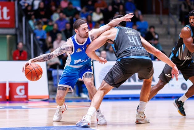 easycredit BBL, Frankfurt Skyliners Science City Jena, 14 12 2025 Logan Johnson Frankfurt Skyliners, 0 with ball against Alex Herrera Science City Jena, 41 Game of the easycredit BBL Frankfurt Skyliners Science City Jena on Matchday 10 of the 25 26 season at Süwag Energie ARENA on 14 12 2025 Copyright: xBEAUTIFULxSPORTS Hahnex