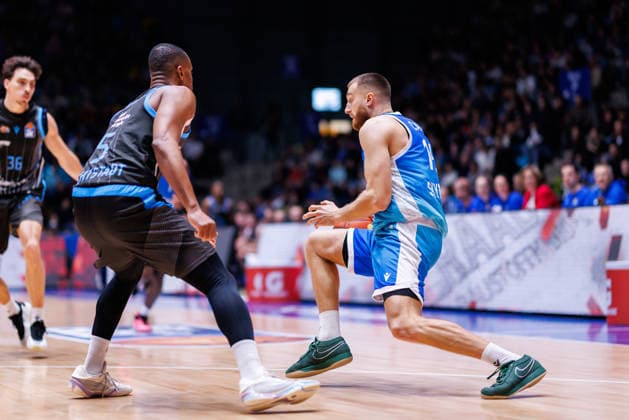 easycredit BBL, Frankfurt Skyliners Science City Jena, 14 12 2025 Radii Caisin Frankfurt Skyliners, 16 with ball against Chris Carter Science City Jena, 5 Game of easycredit BBL Frankfurt Skyliners Science City Jena on Matchday 10 of Season 25 26 at Süwag Energie ARENA on 14 12 2025 Copyright: xBEAUTIFULxSPORTS Hahnex