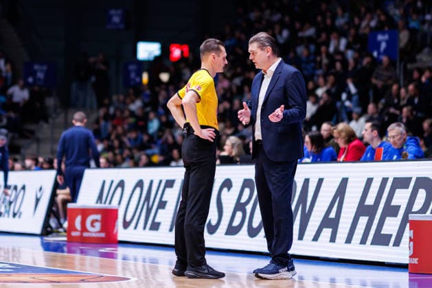 easycredit BBL, Frankfurt Skyliners Science City Jena, 14 12 2025 Coach Klaus Perwas Frankfurt Skyliners talking to a referee after a controversial situation Game of the easycredit BBL Frankfurt Skyliners Science City Jena on matchday 10 of the 25 26 season in the Süwag Energie ARENA on 14 12 2025 Copyright: xBEAUTIFULxSPORTS Hahnex