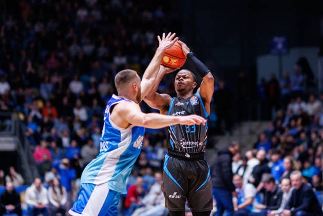 easycredit BBL, Frankfurt Skyliners Science City Jena, 14 12 2025 Eric Washington Science City Jena, 33 with a three-pointer against Radii Caisin Frankfurt Skyliners, 16 Game of the easycredit BBL Frankfurt Skyliners Science City Jena on Matchday 10 of the 25 26 season at Süwag Energie ARENA on 14 12 2025 Copyright: xBEAUTIFULxSPORTS Hahnex
