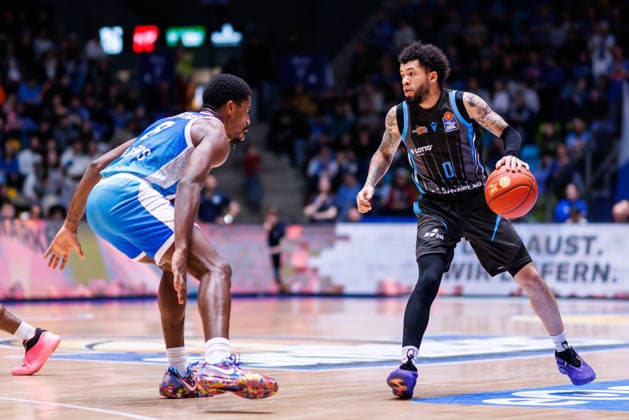 easycredit BBL, Frankfurt Skyliners Science City Jena, 14 12 2025 Tavian Dunn Martin Science City Jena, 0 in the build-up against William Christmas Frankfurt Skyliners, 8 Game of the easycredit BBL Frankfurt Skyliners Science City Jena on Matchday 10 of the 25 26 season at Süwag Energie ARENA on 14 12 2025 Copyright: xBEAUTIFULxSPORTS Hahnex