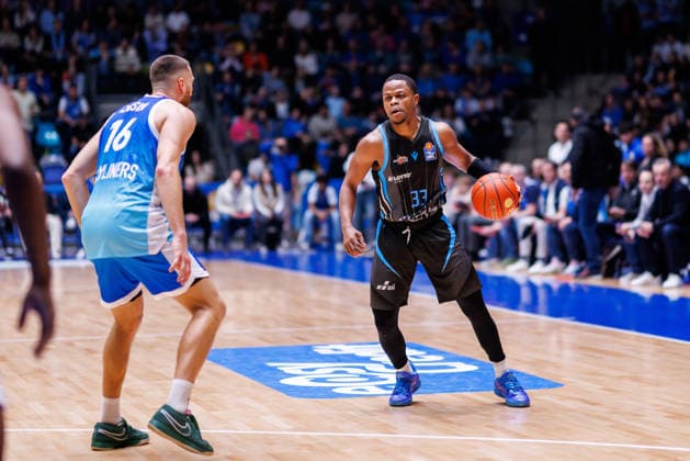 easycredit BBL, Frankfurt Skyliners Science City Jena, 14 12 2025 Eric Washington Science City Jena, 33 with ball against Radii Caisin Frankfurt Skyliners, 16 Game of the easycredit BBL Frankfurt Skyliners Science City Jena on Matchday 10 of the 25 26 season at Süwag Energie ARENA on 14 12 2025 Copyright: xBEAUTIFULxSPORTS Hahnex