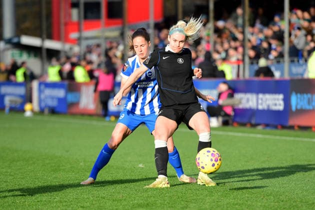 Brighton and Hove Albion Women v Chelsea Women Women s Super League 14 12 2025. Ellie Carpenter Defender of Chelsea keeps control of the ball while under pressure from Marisa Olislagers Defender of Brighton and Hove Albion during the Women s Super League match between Brighton and Hove Albion Women and Chelsea Women at The Broadfield Stadium, Crawley, England on 14 December 2025. Crawley The Broadfield Stadium West Sussex England Editorial use only DataCo restrictions apply See www.football-dataco.com , Copyright: xJeffxMoodx PSI-23427-0074