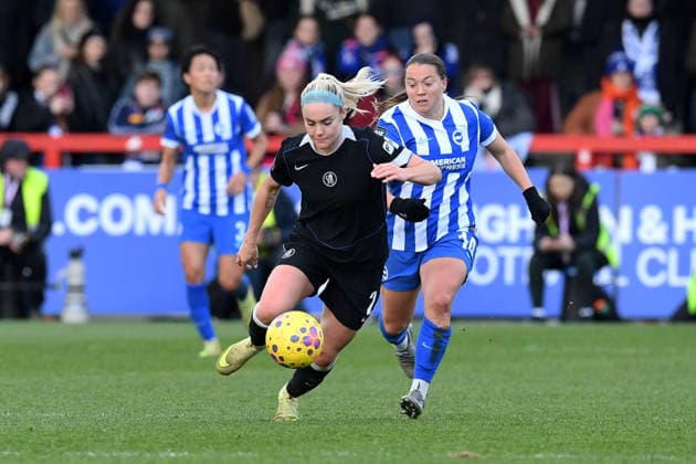 Brighton and Hove Albion Women v Chelsea Women Women s Super League 14 12 2025. Ellie Carpenter Defender of Chelsea controls the ball while under pressure from Fran Kirby Midfielder of Brighton and Hove Albion during the Women s Super League match between Brighton and Hove Albion Women and Chelsea Women at The Broadfield Stadium, Crawley, England on 14 December 2025. Crawley The Broadfield Stadium West Sussex England Editorial use only DataCo restrictions apply See www.football-dataco.com , Copyright: xJeffxMoodx PSI-23427-0076
