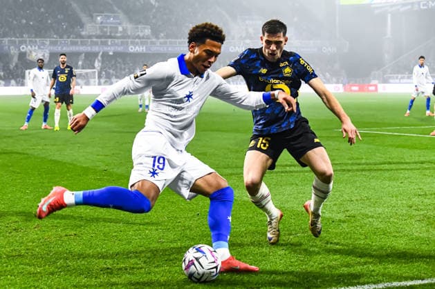 FOOTBALL : AJ Auxerre vs Lille OSC - Ligue 1 - JournÃ e 16 - 14 12 2025 Danny Namaso (AJ Auxerre) Romain Perraud (Lille OSC) AuxerreFrance  Copyright: xBaptistexAutissierx