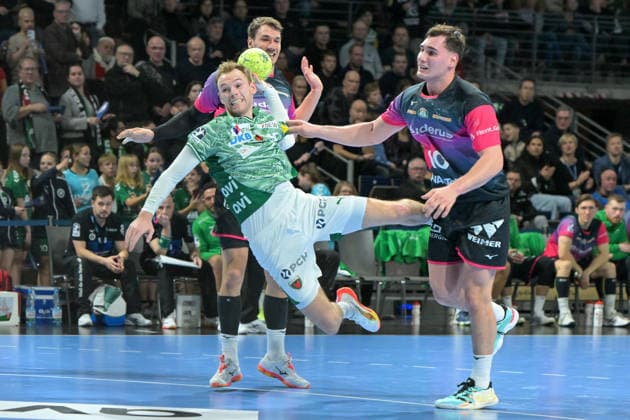 14 12 2025, xlakx, Handball Daikin HBL, Fuechse Berlin HSG Wetzlar v l Mathias Gidsel Fuechse Berlin , Josip Simic HSG Wetzlar goes for the jump shot Berlin Daniel Lakomski