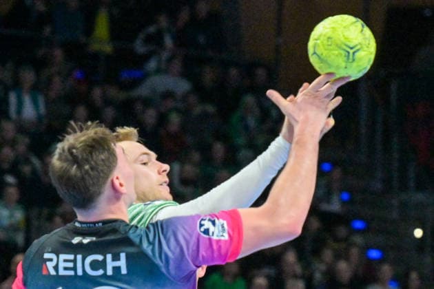 14 12 2025, xlakx, Handball Daikin HBL, Fuechse Berlin HSG Wetzlar v l Josip Simic HSG Wetzlar , Mathias Gidsel Fuechse Berlin duel, duel, fight, tackle Berlin Daniel Lakomski