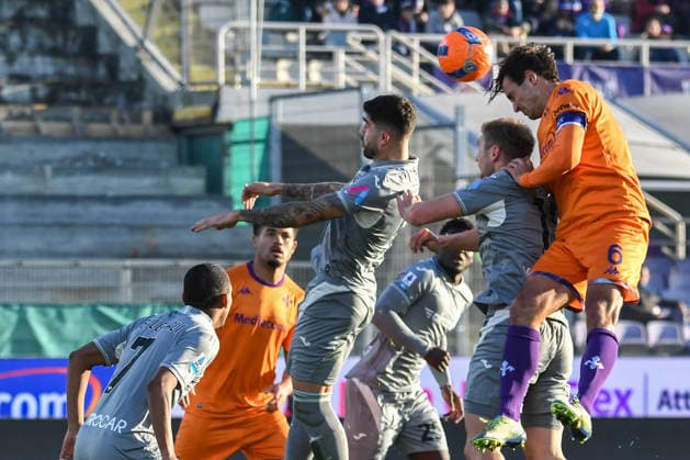header of Luca Ranieri (Fiorentina) during ACF Fiorentina vs Hellas Verona FC, Italian soccer Serie A match in Florence, Italy, December 14 2025  Copyright: xFabioxFagiolini IPAxSportx xipa-agency.netx xx IPA_69148801 IPA_Agency_IPA69148801
