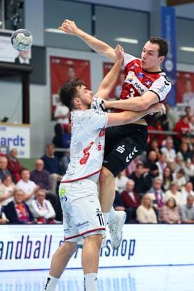 Goal throw by Christian Wilhelm HSG Nordhorn Lingen, in a duel with Lasse Ohl TV Huettenberg, 11 GER, TV Huettenberg vs HSG Nordhorn Lingen, 2 Handball Bundesliga, Matchday 15, Season 2025 2026, 14 12 2025 GER, TV Huettenberg vs HSG Nordhorn Lingen, 2 Handball Bundesliga, Matchday 15, Season 2025 2026, 14 12 2025 Huettenberg Copyright: xEibner-Pressefoto RenexWeissx EP_RWS