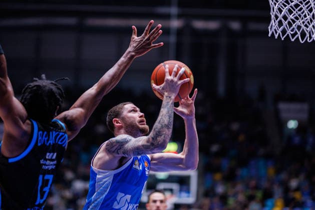easycredit BBL, Frankfurt Skyliners Science City Jena, 14 12 2025 Logan Johnson Frankfurt Skyliners, 0 at the basket against Keith Braxton Jr Science City Jena, 13 Game of the easycredit BBL Frankfurt Skyliners Science City Jena on Matchday 10 of the 25 26 season at Süwag Energie ARENA on 14 12 2025 Copyright: xBEAUTIFULxSPORTS Hahnex