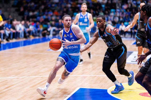 easycredit BBL, Frankfurt Skyliners Science City Jena, 14 12 2025 Logan Johnson Frankfurt Skyliners, 0 pulls to the basket against Eric Washington Science City Jena, 33 Game of the easycredit BBL Frankfurt Skyliners Science City Jena on Matchday 10 of the 25 26 season at the Süwag Energie ARENA on 14 12 2025 Copyright: xBEAUTIFULxSPORTS Hahnex