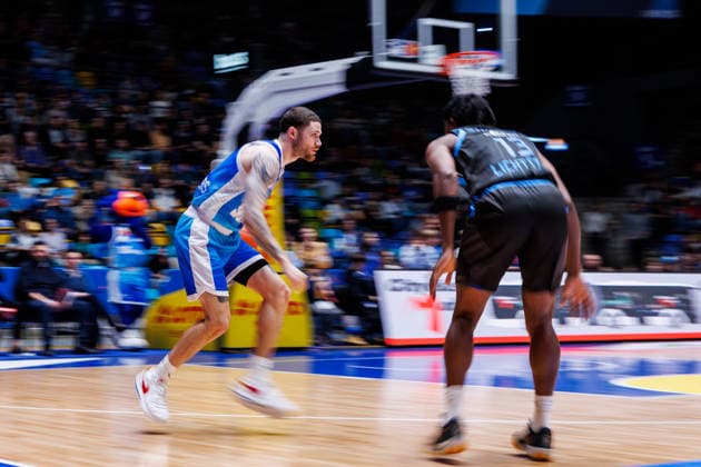 easycredit BBL, Frankfurt Skyliners Science City Jena, 14 12 2025 Logan Johnson Frankfurt Skyliners, 0 in the build-up against Keith Braxton Jr Science City Jena, 13 Game of the easycredit BBL Frankfurt Skyliners Science City Jena on Matchday 10 of the 25 26 season at Süwag Energie ARENA on 14 12 2025 Copyright: xBEAUTIFULxSPORTS Hahnex