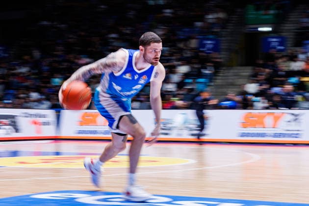 easycredit BBL, Frankfurt Skyliners Science City Jena, 14 12 2025 Logan Johnson Frankfurt Skyliners, 0 in the build-up game of the easycredit BBL Frankfurt Skyliners Science City Jena on matchday 10 of the 25 26 season at the Süwag Energie ARENA on 14 12 2025 Copyright: xBEAUTIFULxSPORTS Hahnex