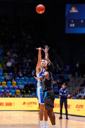easycredit BBL, Frankfurt Skyliners Science City Jena, 14 12 2025 Ryan Hawkins Frankfurt Skyliners, 33 with a three-pointer against Keith Braxton Jr Science City Jena, 13 Game of the easycredit BBL Frankfurt Skyliners Science City Jena on Matchday 10 of the 25 26 season at the Süwag Energie ARENA on 14 12 2025 Copyright: xBEAUTIFULxSPORTS Hahnex