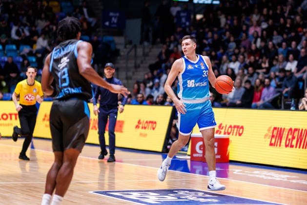 easycredit BBL, Frankfurt Skyliners Science City Jena, 14 12 2025 Ryan Hawkins Frankfurt Skyliners, 33 with ball Game of the easycredit BBL Frankfurt Skyliners Science City Jena on Matchday 10 of the 25 26 season at the Süwag Energie ARENA on 14 12 2025 Copyright: xBEAUTIFULxSPORTS Hahnex