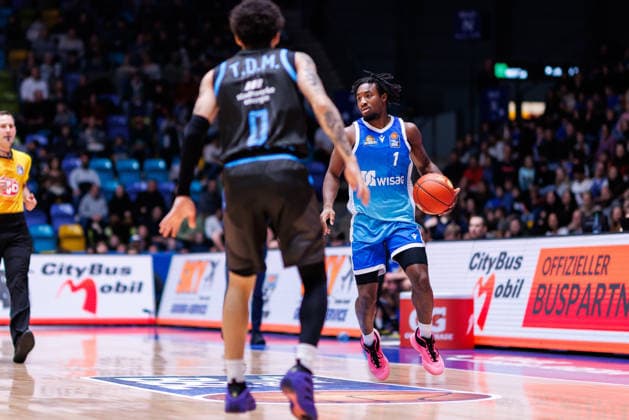 easycredit BBL, Frankfurt Skyliners Science City Jena, 14 12 2025 Isaiah Swope Frankfurt Skyliners, 1 in the build-up with ball Game of the easycredit BBL Frankfurt Skyliners Science City Jena on Matchday 10 of the 25 26 season at the Süwag Energie ARENA on 14 12 2025 Copyright: xBEAUTIFULxSPORTS Hahnex