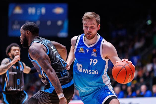 easycredit BBL, Frankfurt Skyliners Science City Jena, 14 12 2025 Till Pape Frankfurt Skyliners, 19 in a duel with Naz Bohannon Science City Jena, 15 Game of the easycredit BBL Frankfurt Skyliners Science City Jena on Matchday 10 of the 25 26 season in the Süwag Energie ARENA on 14 12 2025 Copyright: xBEAUTIFULxSPORTS Hahnex