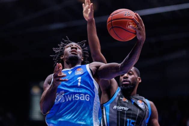 easycredit BBL, Frankfurt Skyliners Science City Jena, 14 12 2025 Isaiah Swope Frankfurt Skyliners, 1 with a lay-up against Naz Bohannon Science City Jena, 15 Game of the easycredit BBL Frankfurt Skyliners Science City Jena on Matchday 10 of the 25 26 season at Süwag Energie ARENA on 14 12 2025 Copyright: xBEAUTIFULxSPORTS Hahnex