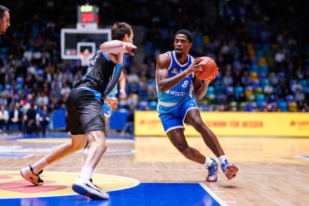 easycredit BBL, Frankfurt Skyliners Science City Jena, 14 12 2025 William Christmas Frankfurt Skyliners, 8 with ball in duel with Lorenz Bank Science City Jena, 25 Game of the easycredit BBL Frankfurt Skyliners Science City Jena on matchday 10 of the 25 26 season in the Süwag Energie ARENA on 14 12 2025 Copyright: xBEAUTIFULxSPORTS Hahnex