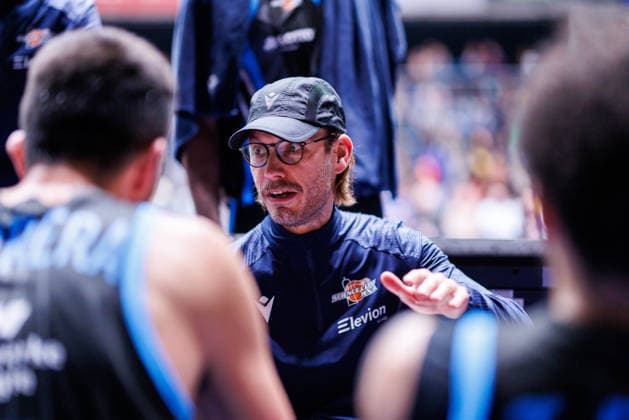 easycredit BBL, Frankfurt Skyliners Science City Jena, 14 12 2025 Coach Björn Harmsen Science City Jena during a timeout speech to his players Game of the easycredit BBL Frankfurt Skyliners Science City Jena on matchday 10 of the 25 26 season in the Süwag Energie ARENA on 14 12 2025 Copyright: xBEAUTIFULxSPORTS Hahnex