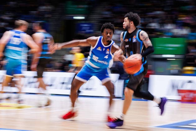 easycredit BBL, Frankfurt Skyliners Science City Jena, 14 12 2025 Tavian Dunn Martin Science City Jena, 0 in the build-up against Nahiem Alleyne Frankfurt Skyliners, 4 Game of the easycredit BBL Frankfurt Skyliners Science City Jena on Matchday 10 of the 25 26 season at Süwag Energie ARENA on 14 12 2025 Copyright: xBEAUTIFULxSPORTS Hahnex