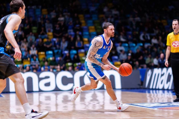 easycredit BBL, Frankfurt Skyliners Science City Jena, 14 12 2025 Logan Johnson Frankfurt Skyliners, 0 with ball Game of the easycredit BBL Frankfurt Skyliners Science City Jena on Matchday 10 of the 25 26 season at the Süwag Energie ARENA on 14 12 2025 Copyright: xBEAUTIFULxSPORTS Hahnex