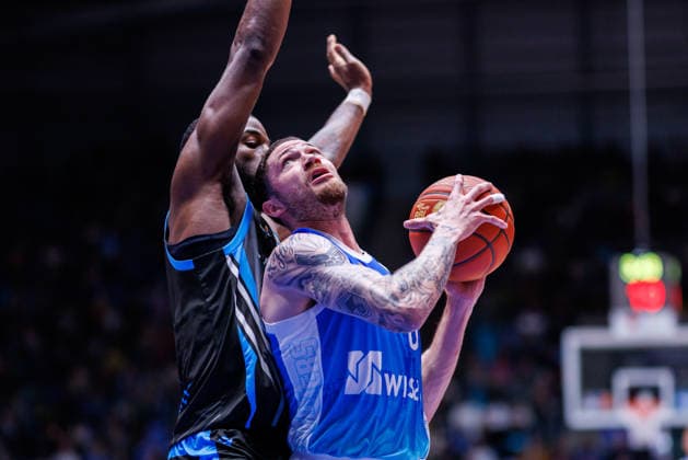 easycredit BBL, Frankfurt Skyliners Science City Jena, 14 12 2025 Logan Johnson Frankfurt Skyliners, 0 with a lay-up against Naz Bohannon Science City Jena, 15 Game of the easycredit BBL Frankfurt Skyliners Science City Jena on Matchday 10 of the 25 26 season at Süwag Energie ARENA on 14 12 2025 Copyright: xBEAUTIFULxSPORTS Hahnex