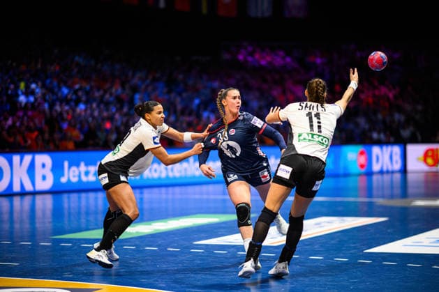 ROTTERDAM, NETHERLANDS - 14 DECEMBER, 2025: Block, Xenia Smits, Aimee von Pereira, Deila Thale Rushfeldt - Final match, Women s Handball World Championship, WM, Weltmeisterschaft 2025 Germany - Norway at Ahoy Arena.  Copyright: xVitaliixKliuievx