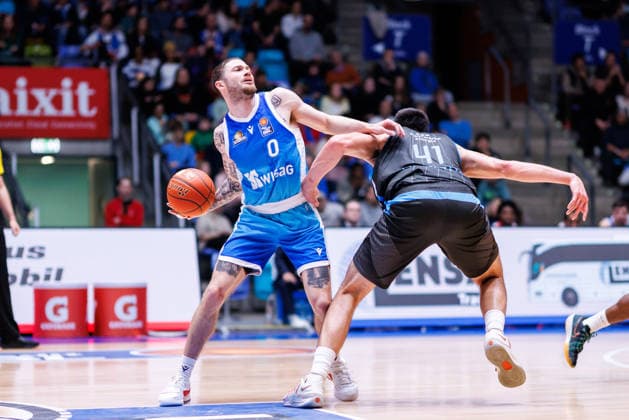 easycredit BBL, Frankfurt Skyliners Science City Jena, 14 12 2025 Logan Johnson Frankfurt Skyliners, 0 with ball against Alex Herrera Science City Jena, 41 Game of the easycredit BBL Frankfurt Skyliners Science City Jena on Matchday 10 of the 25 26 season at Süwag Energie ARENA on 14 12 2025 Copyright: xBEAUTIFULxSPORTS Hahnex