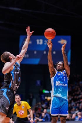 easycredit BBL, Frankfurt Skyliners Science City Jena, 14 12 2025 Isaiah Swope Frankfurt Skyliners, 1 with a three-pointer against Lorenz Bank Science City Jena, 25 Game of the easycredit BBL Frankfurt Skyliners Science City Jena on Matchday 10 of the 25 26 season at Süwag Energie ARENA on 14 12 2025 Copyright: xBEAUTIFULxSPORTS Hahnex