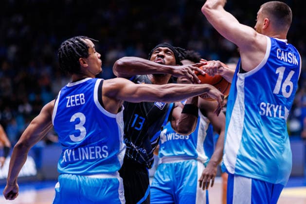 easycredit BBL, Frankfurt Skyliners Science City Jena, 14 12 2025 Keith Braxton Jr Science City Jena, 13 fights for the ball with Garai Zeeb Frankfurt Skyliners, 3 and Radii Caisin Frankfurt Skyliners, 16 Game of the easycredit BBL Frankfurt Skyliners Science City Jena on Matchday 10 of the 25 26 season at the Süwag Energie ARENA on 14 12 2025 Copyright: xBEAUTIFULxSPORTS Hahnex