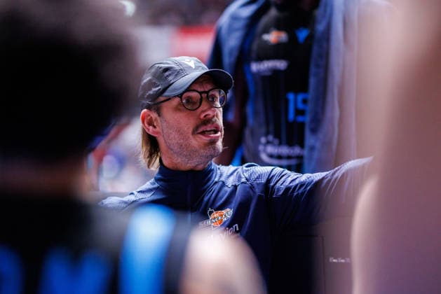 easycredit BBL, Frankfurt Skyliners Science City Jena, 14 12 2025 Coach Björn Harmsen Science City Jena during a timeout speech to his players Game of the easycredit BBL Frankfurt Skyliners Science City Jena on matchday 10 of the 25 26 season in the Süwag Energie ARENA on 14 12 2025 Copyright: xBEAUTIFULxSPORTS Hahnex