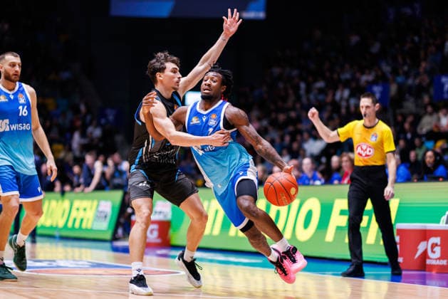 easycredit BBL, Frankfurt Skyliners Science City Jena, 14 12 2025 Isaiah Swope Frankfurt Skyliners, 1 with ball against Kristofer Krause Science City Jena, 36 , who fouls him here Game of the easycredit BBL Frankfurt Skyliners Science City Jena on Matchday 10 of the 25 26 season at the Süwag Energie ARENA on 14 12 2025 Copyright: xBEAUTIFULxSPORTS Hahnex