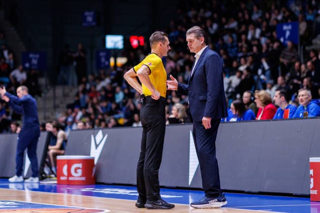 easycredit BBL, Frankfurt Skyliners Science City Jena, 14 12 2025 Coach Klaus Perwas Frankfurt Skyliners talking to a referee after a controversial situation Game of the easycredit BBL Frankfurt Skyliners Science City Jena on matchday 10 of the 25 26 season in the Süwag Energie ARENA on 14 12 2025 Copyright: xBEAUTIFULxSPORTS Hahnex