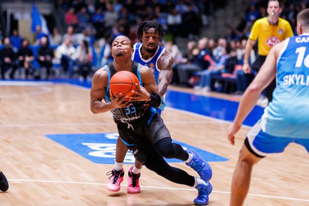 easycredit BBL, Frankfurt Skyliners Science City Jena, 14 12 2025 Eric Washington Science City Jena, 33 draws to Isaiah Swope Frankfurt Skyliners, 1 past game of the easycredit BBL Frankfurt Skyliners Science City Jena on matchday 10 of the 25 26 season at the Süwag Energie ARENA on 14 12 2025 Copyright: xBEAUTIFULxSPORTS Hahnex