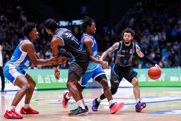 easycredit BBL, Frankfurt Skyliners Science City Jena, 14 12 2025 Tavian Dunn Martin Science City Jena, 0 against Isaiah Swope Frankfurt Skyliners, 1 Game of the easycredit BBL Frankfurt Skyliners Science City Jena on Matchday 10 of the 25 26 season at the Süwag Energie ARENA on 14 12 2025 Copyright: xBEAUTIFULxSPORTS Hahnex