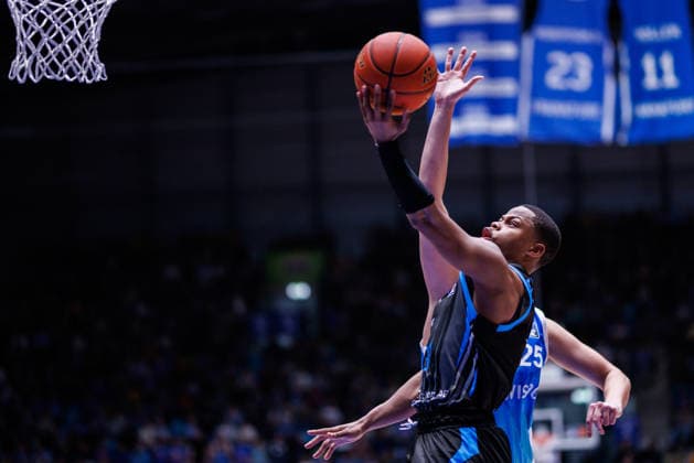 easycredit BBL, Frankfurt Skyliners Science City Jena, 14 12 2025 Eric Washington Science City Jena, 33 with a basket shot against Jacob Knauf Frankfurt Skyliners, 25 Game of the easycredit BBL Frankfurt Skyliners Science City Jena on matchday 10 of the 25 26 season in the Süwag Energie ARENA on 14 12 2025 Copyright: xBEAUTIFULxSPORTS Hahnex