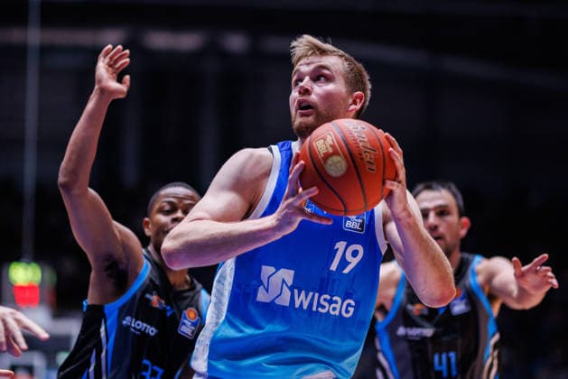 easycredit BBL, Frankfurt Skyliners Science City Jena, 14 12 2025 Till Pape Frankfurt Skyliners, 19 with ball against Eric Washington Science City Jena, 33 Game of the easycredit BBL Frankfurt Skyliners Science City Jena on Matchday 10 of the 25 26 season in the Süwag Energie ARENA on 14 12 2025 Copyright: xBEAUTIFULxSPORTS Hahnex