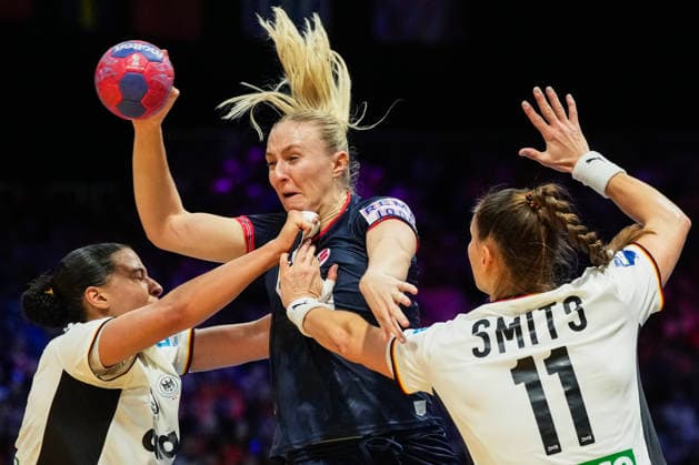 Women s Handball World Championship 2025 Germany Norway Rotterdam, Netherlands 20251214 Norway s Henny Ella Reistad and Germany s Xenia Smits during the final of the Women s Handball World Championship between Germany and Norway at Ahoy Arena Photo Beate Oma Dahle NTB Rotterdam Netherlands EDITORIAL USE ONLY RESTRICTED USE FOR BETTING COMPANIES  Copyright: xBeatexOmaxDahlex xNTBx