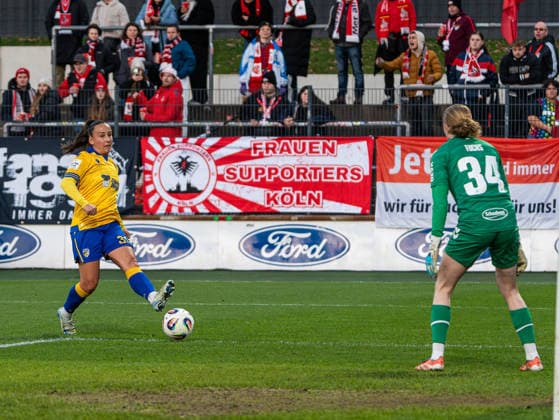 Nelly Juckel FC Carl Zeiss Jena Women, 31 runs on Irina Fuchs 1 FC Koeln, 34 to 1 FC Koeln vs FC Carl Zeiss Jena, Football, Women Bundesliga, Google Pixel Women Bundesliga, Matchday 13, Season 2025 2026, 14 12 2025 DFB REGULATES PROHIBIT ANY USE OF PHOTOGRAPHS AS IMAGE SEQUENCES AND OR QUASI VIDEO, 1 FC Koeln vs FC Carl Zeiss Jena, Football, Womens Bundesliga, Google Pixel Womens Bundesliga, Matchday 13, Season 2025 2026, 14 12 2025 Koeln Copyright: xEibner-Pressefoto DamianxKruczynx EP_DKI