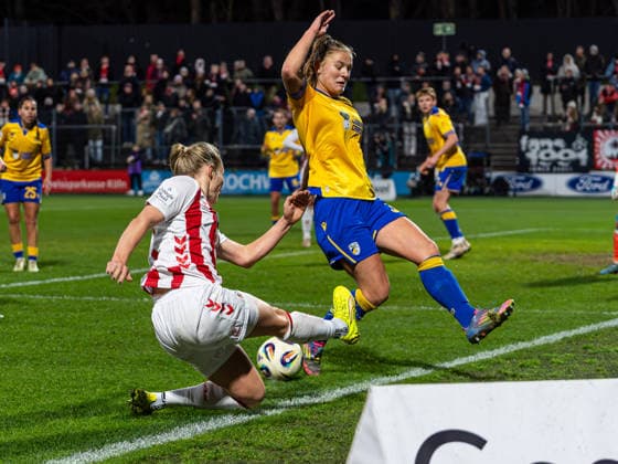 Pauline Bremer 1 FC Koeln, 11 with a pass Toma Ihlenburg FC Carl Zeiss Jena Frauen, 03 tries to clear the 1 FC Koeln vs FC Carl Zeiss Jena, Football, Women Bundesliga, Google Pixel Women Bundesliga, 13 Matchday, Season 2025 2026, 14 12 2025 DFB REGULATES PROHIBIT ANY USE OF PHOTOGRAPHS AS IMAGE SEQUENCES AND OR QUASI VIDEO, 1 FC Koeln vs FC Carl Zeiss Jena, Football, Womens Bundesliga, Google Pixel Womens Bundesliga, Matchday 13, Season 2025 2026, 14 12 2025 Koeln Copyright: xEibner-Pressefoto DamianxKruczynx EP_DKI