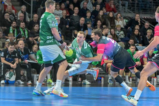 14 12 2025, xlakx, Handball Daikin HBL, Fuechse Berlin HSG Wetzlar v l Mathias Gidsel Fuechse Berlin , Jona Schoch HSG Wetzlar duel, duel, fight, tackle Berlin Daniel Lakomski