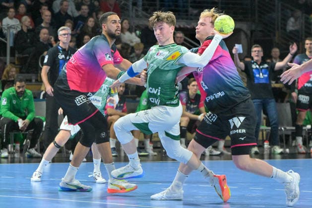 14 12 2025, xlakx, Handball Daikin HBL, Fuechse Berlin HSG Wetzlar v l Philipp Ahouansou HSG Wetzlar , Nils Lichtlein Fuechse Berlin , Georg Loewen HSG Wetzlar duel, duel, fight, tackle Berlin Daniel Lakomski