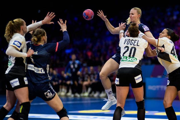 251214 Maren Nyland Aardahl and Henny Ella Reistad of Norway during the IHF Women s World Championship final between Germany and Norway on December 14, 2025 in Rotterdam Photo Joel Marklund BILDBYRAN kod JM JM0758 bbeng handball handboll handball vm handball vm handbolls vm ihf handball world championship world handball championship 2025 world championship 2025 final tyskland norway norge germany dam  Copyright: JOELxMARKLUND BB251214JM044