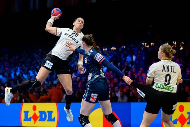 Handball, Womens World Championship, Final Germany Norway Emily Vogel Germany , Lisa Antl Germany Rotterdam Ahoy Arena Netherlands