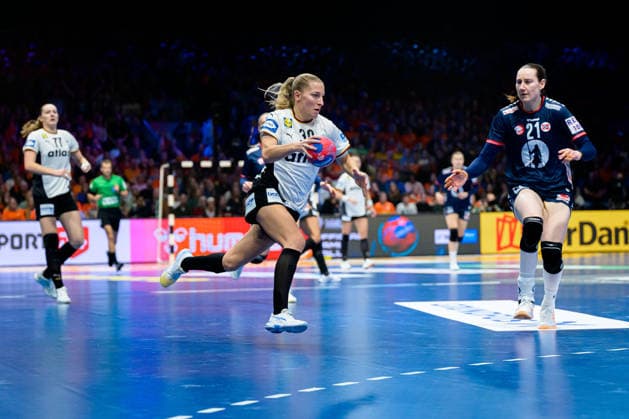 Handball, Womens World Championship, Final Germany Norway Jenny Behrend Germany , Ingvild Bakkerud Norway Rotterdam Ahoy Arena Netherlands