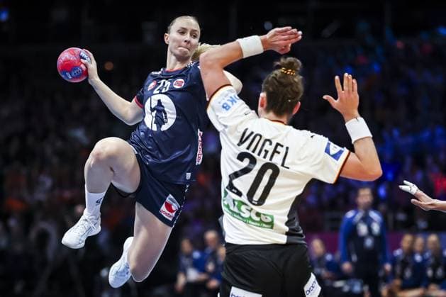 ROTTERDAM - Henny Ella Reistad (Norway) and Emily Vogel (Germany) in action during the World Handball Championship final between Norway and Germany on December 14, 2025, in Ahoy Rotterdam, Netherlands. ANP IRIS VAN DEN BROEK xVIxANPxSportx xxANPxIVx 544865997 originalFilename: 544865997.jpg