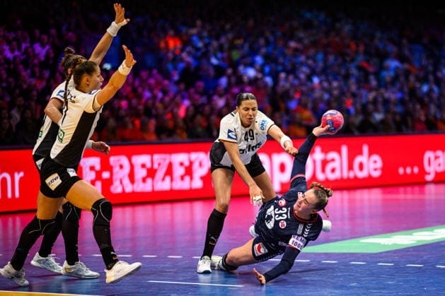 ROTTERDAM, NETHERLANDS - 14 DECEMBER, 2025: Aimee von Pereira, Deila Thale Rushfeldt - Final match, Women s Handball World Championship, WM, Weltmeisterschaft 2025 Germany - Norway at Ahoy Arena.  Copyright: xVitaliixKliuievx