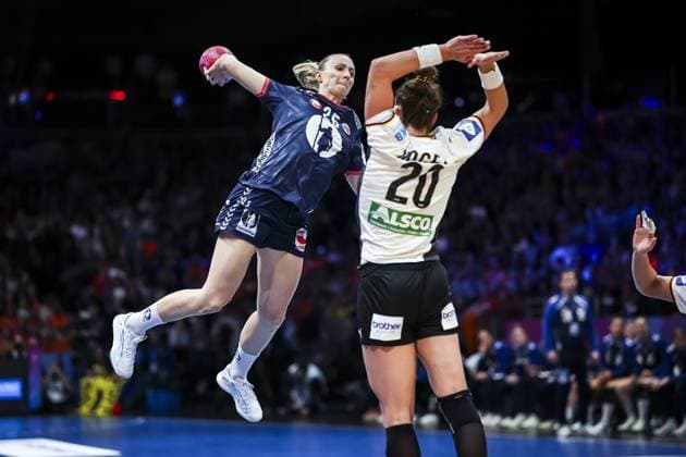 ROTTERDAM - Henny Ella Reistad (Norway) and Emily Vogel (Germany) in action during the World Handball Championship final between Norway and Germany on December 14, 2025, in Ahoy Rotterdam, Netherlands. ANP IRIS VAN DEN BROEK xVIxANPxSportx xxANPxIVx 544866006 originalFilename: 544866006.jpg