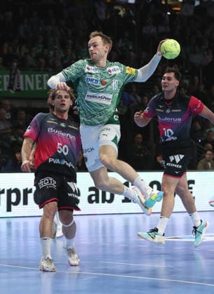 Mathias Gidsel on the ball, Lion Zacharias, Josip Simic duel Match scene Action Sport Handball HBL Bundesliga Men 17 Matchday Season 2025 2026 14 12 2025 Füchse Berlin vs HSG Wetzlar